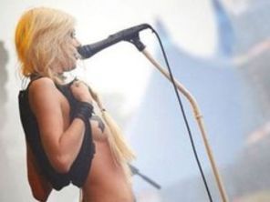 Taylor Momsen si-a aratat sanii in concert (foto)