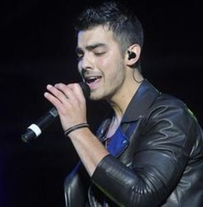Joe Jonas, exclus din turneul lui Britney Spears