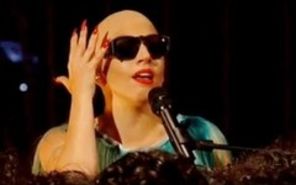 Lady GaGa a aparut cheala intr-o emisiune (video)