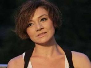 Neylini are mai nou un look afro (foto)