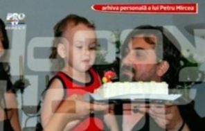 Fiul Madalinei Manole a ales microfonul la taierea motului
