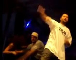 Ombladon a `zburat` o fata de pe scena (video)