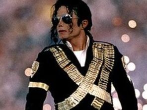 O manusa purtata de Michael Jackson, la licitatie
