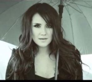 Dulce Maria a lansat videoclipul Ingenua (video)