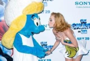 Katy Perry, blonda si sexy la premiera The Smurfs (poze)