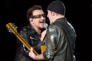 U2 ii dedica Stuck In A Moment lui Amy Winehouse