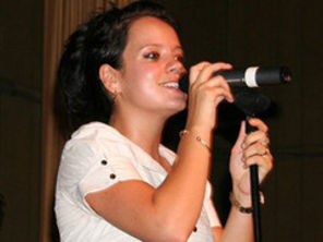 Lily Allen croseteaza si brodeaza perne
