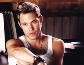Will Young, ingrozit de a fi homosexual