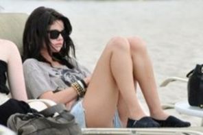Selena Gomez, cu pasarica la vedere (poze)