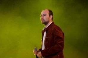 Masina solistului Bere Gratis, incendiata (video)