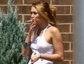 Miley Cyrus, prinsa cu tigara in gura (foto)