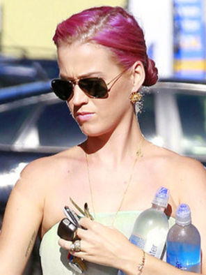 Katy Perry s-a vopsit roz in cap
