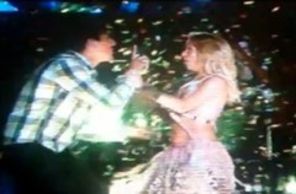 Nu mai sunt cantaretii in siguranta pe scena? Shakira, speriata de un fan (video)