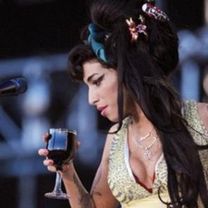 Amy Winehouse inlocuise drogurile cu bautura