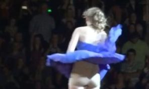 Taylor Swift poarta chiloti de bunicuta (video)
