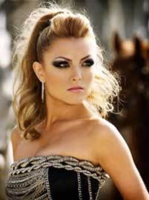 Elena a lansat clipul `The Balkan Girls` (video)