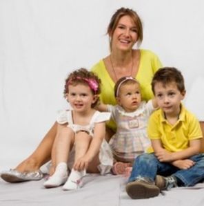 Adela Popescu a plantat un pom pentru nepoata ei, Natalia
