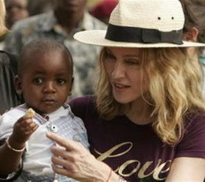 Madonna se gandeste sa mai adopte un copil din Malawi