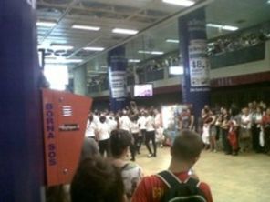 Flashmob pe muzica lui Michael Jackson, la metrou Unirii (video)
