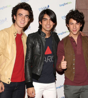 Jonas Brothers Love Is On It's Way videoclip