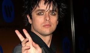 Solistul Green Day, dat afara din avion
