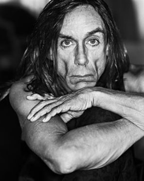 Iggy Pop si-a fracturat piciorul in Romania