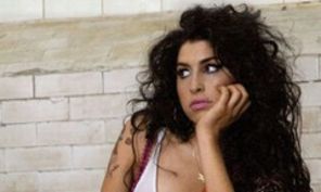 Tatal lui Amy Winehouse a simtit prezenta fiicei sale la inmormantare