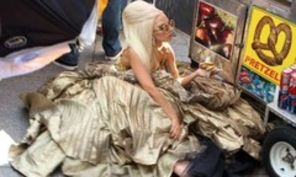 Lady GaGa a cazut de pe tocurile de 30 de centimetri (poze)