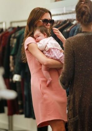 Victoria Beckham schimba scutece in vazul lumii