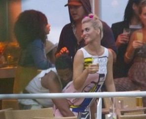 Katy Perry danseaza lasciv cu alti barbati