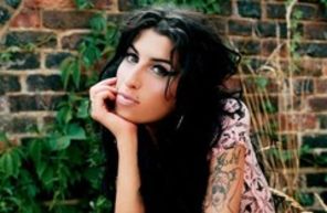 Amy Winehouse vroia sa se marite cu Reg Traviss in luna iulie