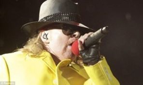 Axl Rose e de nerecunoscut: s-a ingrasat si canta ca un amator (video)