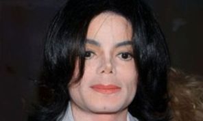 Michael Jackson dormea cu o papusa de statura unui copil (poza)