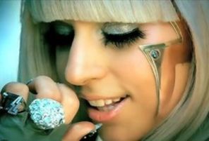 Lady Gaga lanseaza un album de remixuri