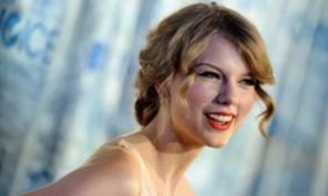 Taylor Swift a fost numita "Femeia Anului"