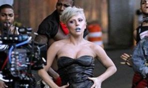Lady GaGa a filmat in ploaie clipul Marry The Night (video making of)