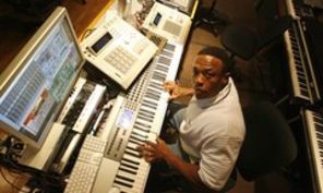 Dr. Dre isi asculta muzica in parcare