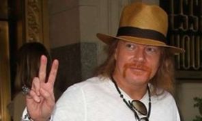 Axl Rose: "Slash urina in pantaloni tot timpul"