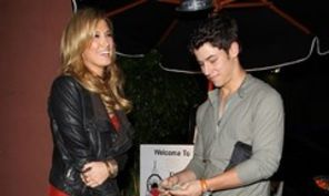 Nick Jonas si Delta Goodrem, 'binecuvantati' de Joe Jonas