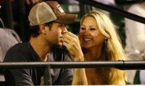 Enrique Iglesias si-a pozat iubita in ipostaze XXX
