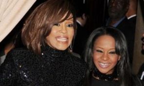 Whitney Houston cauta o casa de discuri pentru fiica sa