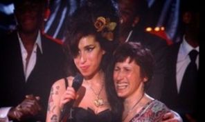 Amy Winehouse nu obisnuia sa bea alcool in fata mamei sale