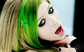 Avril Lavigne, desfigurata. Afla ce i s-a intamplat!