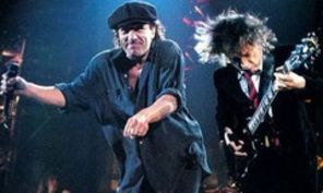 Solistul AC/DC, Brian Johnson, va fi operat