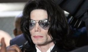 Pijamaua si patul lui Michael Jackson au fost vandute la o licitatie