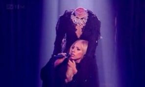 Lady GagGa socheaza din nou: apare decapitata pe scena (video)