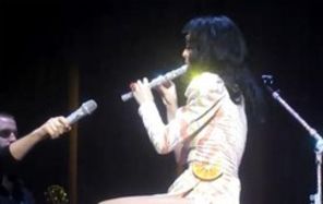 Katy Perry fail: canta la fluier cu playback (video)