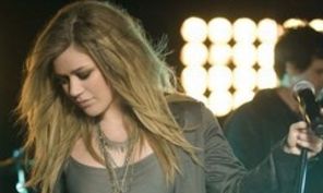 Pretendentii lui Kelly Clarkson se tem de muzica ei