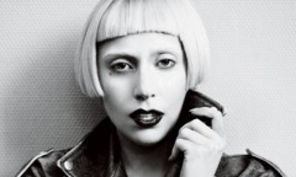 Lady Gaga urineaza in cosul de gunoi