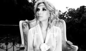 Adela Popescu, pictorial cu sanii la vedere (poze)